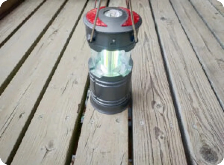 ウッドデッキの上に置かれた、ノームで借りられるLEDランタン